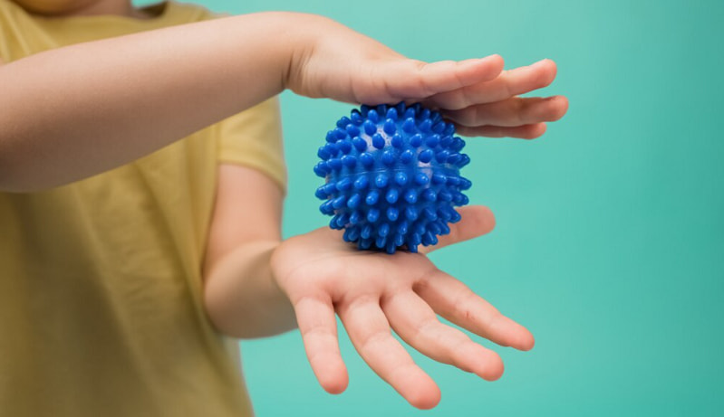 pelotas y tubos sensoriales autismo
