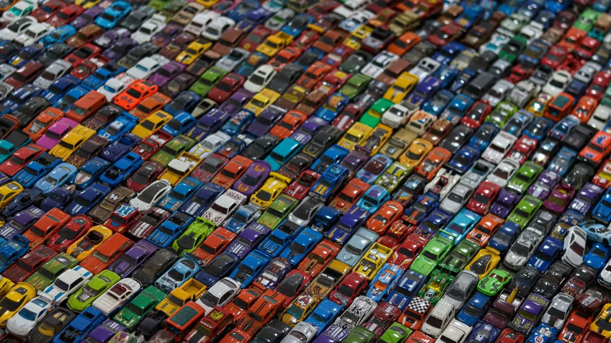 filas de coches de juguete alineados por colores conducta tipica nino autista