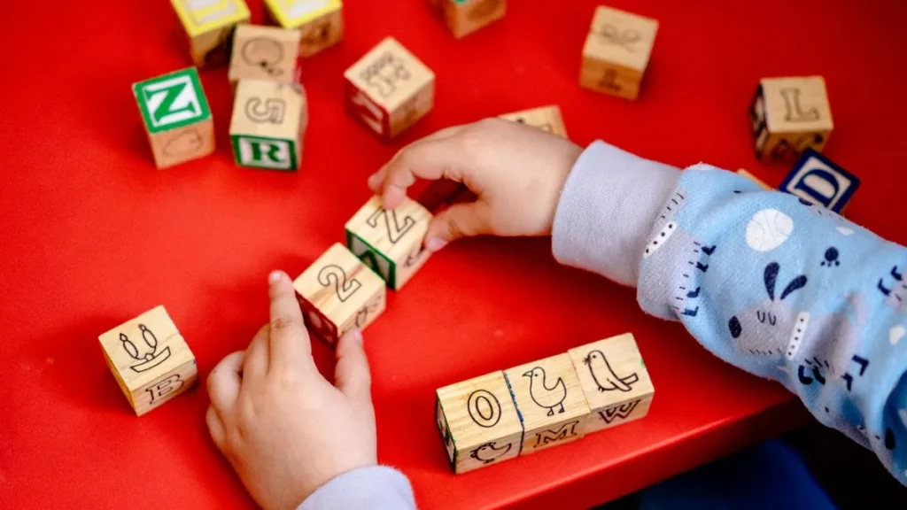 nino con autismo jugando con bloques de letras